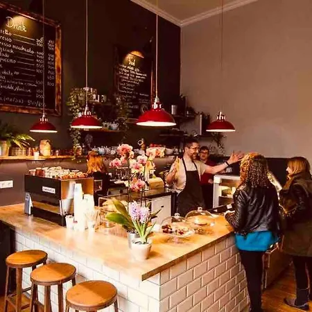 Apartmán Happy Loft - Colorful Industrial Studio, Fast Internet, Near Main Station *