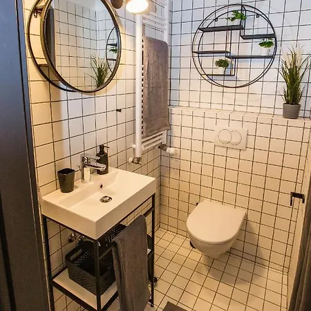 Apartmán Happy Loft - Colorful Industrial Studio, Fast Internet, Near Main Station *